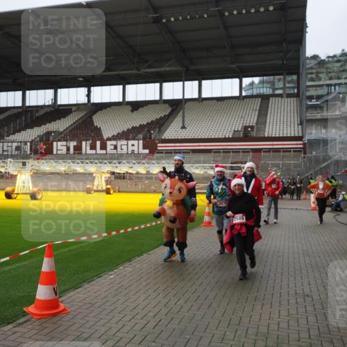 07.12.2025 - St. Pauli X-Mass-Run No. 15 Fabian Wolf http://msf.ph/oto/9422298 07.12.2025 11:51:27 Ziel 2374, 2585, 2589, 2670, 3116, 3449, 3451, 3959, 4340, 4609 meine-sportfotos.de