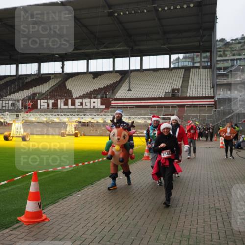 07.12.2025 - St. Pauli X-Mass-Run No. 15 Fabian Wolf http://msf.ph/oto/9422299 07.12.2025 11:51:27 Ziel 2374, 2585, 2589, 2670, 3116, 3449, 3451, 3959, 4340, 4609 meine-sportfotos.de