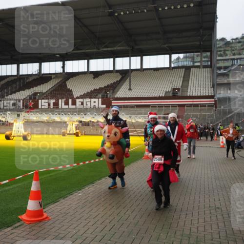 07.12.2025 - St. Pauli X-Mass-Run No. 15 Fabian Wolf http://msf.ph/oto/9422300 07.12.2025 11:51:28 Ziel 2374, 2585, 2589, 2670, 3116, 3449, 3451, 3959, 4340, 4609 meine-sportfotos.de