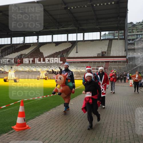 07.12.2025 - St. Pauli X-Mass-Run No. 15 Fabian Wolf http://msf.ph/oto/9422301 07.12.2025 11:51:28 Ziel 2374, 2585, 2589, 2670, 3116, 3449, 3451, 3959, 4340, 4609 meine-sportfotos.de