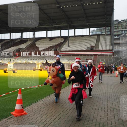 07.12.2025 - St. Pauli X-Mass-Run No. 15 Fabian Wolf http://msf.ph/oto/9422302 07.12.2025 11:51:28 Ziel 2374, 2585, 2589, 2670, 3116, 3449, 3451, 3959, 4340, 4609 meine-sportfotos.de
