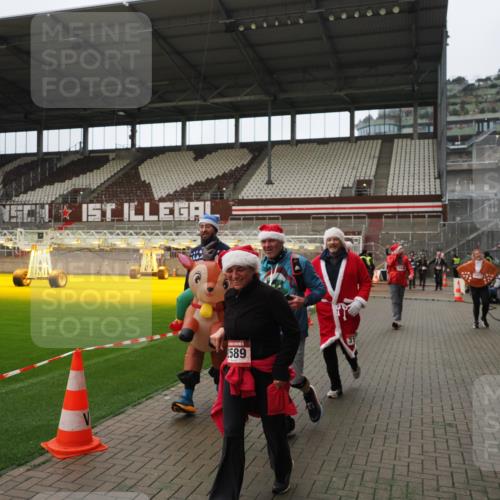 07.12.2025 - St. Pauli X-Mass-Run No. 15 Fabian Wolf http://msf.ph/oto/9422303 07.12.2025 11:51:28 Ziel 2374, 2585, 2589, 2670, 3116, 3449, 3451, 3959, 4340, 4609 meine-sportfotos.de