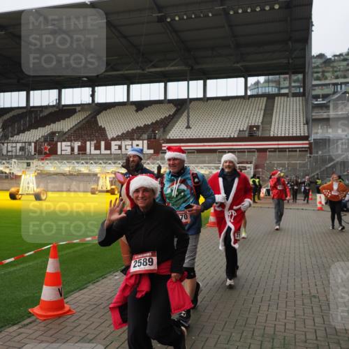 07.12.2025 - St. Pauli X-Mass-Run No. 15 Fabian Wolf http://msf.ph/oto/9422304 07.12.2025 11:51:29 Ziel 648, 650, 2025, 2027, 2374, 2585, 2589, 3116, 3449, 3451, 3959, 4340, 4609 meine-sportfotos.de