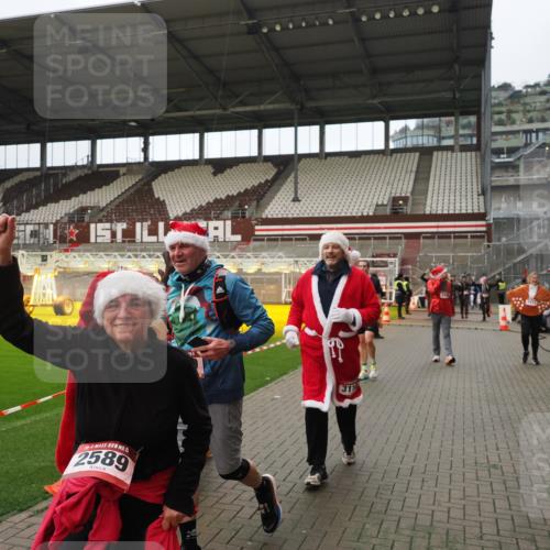 07.12.2025 - St. Pauli X-Mass-Run No. 15 Fabian Wolf http://msf.ph/oto/9422306 07.12.2025 11:51:29 Ziel 648, 650, 2025, 2027, 2374, 2585, 2589, 3116, 3449, 3451, 3959, 4340, 4609 meine-sportfotos.de