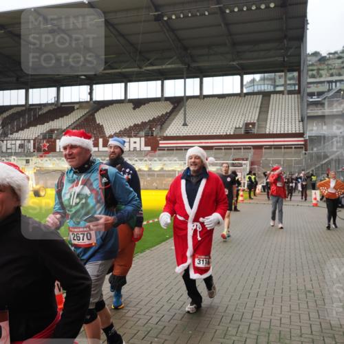 07.12.2025 - St. Pauli X-Mass-Run No. 15 Fabian Wolf http://msf.ph/oto/9422307 07.12.2025 11:51:29 Ziel 648, 650, 2025, 2027, 2374, 2585, 2589, 3116, 3449, 3451, 3959, 4340, 4609 meine-sportfotos.de