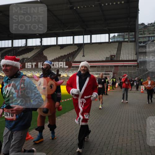 07.12.2025 - St. Pauli X-Mass-Run No. 15 Fabian Wolf http://msf.ph/oto/9422308 07.12.2025 11:51:29 Ziel 648, 650, 2025, 2027, 2374, 2585, 2589, 3116, 3449, 3451, 3959, 4340, 4609 meine-sportfotos.de