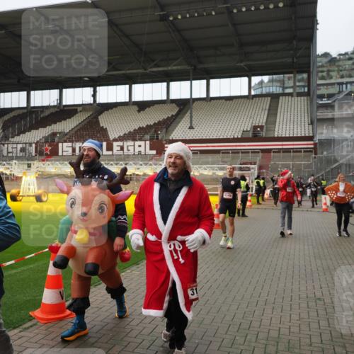 07.12.2025 - St. Pauli X-Mass-Run No. 15 Fabian Wolf http://msf.ph/oto/9422309 07.12.2025 11:51:30 Ziel 648, 650, 2025, 2027, 2374, 2585, 2589, 3116, 3449, 3451, 3875, 3959, 4340, 4609 meine-sportfotos.de
