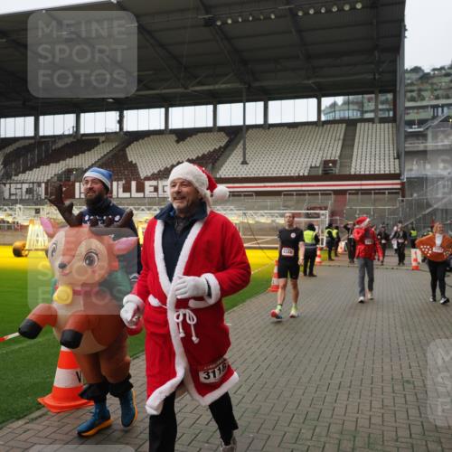 07.12.2025 - St. Pauli X-Mass-Run No. 15 Fabian Wolf http://msf.ph/oto/9422310 07.12.2025 11:51:30 Ziel 648, 650, 2025, 2027, 2374, 2585, 2589, 3116, 3449, 3451, 3875, 3959, 4340, 4609 meine-sportfotos.de