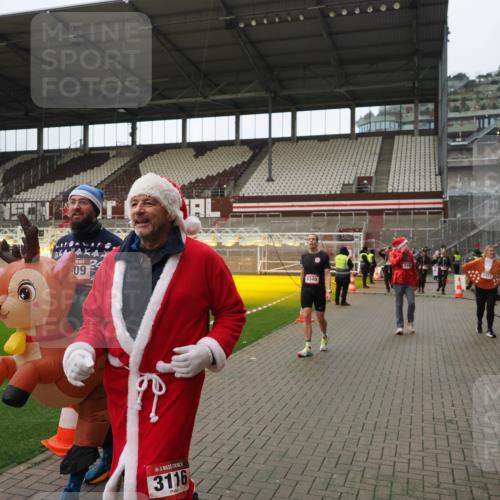 07.12.2025 - St. Pauli X-Mass-Run No. 15 Fabian Wolf http://msf.ph/oto/9422311 07.12.2025 11:51:30 Ziel 648, 650, 2025, 2027, 2374, 2585, 2589, 3116, 3449, 3451, 3875, 3959, 4340, 4609 meine-sportfotos.de