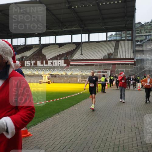 07.12.2025 - St. Pauli X-Mass-Run No. 15 Fabian Wolf http://msf.ph/oto/9422312 07.12.2025 11:51:30 Ziel 648, 650, 2025, 2027, 2374, 2585, 2589, 3116, 3449, 3451, 3875, 3959, 4340, 4609 meine-sportfotos.de