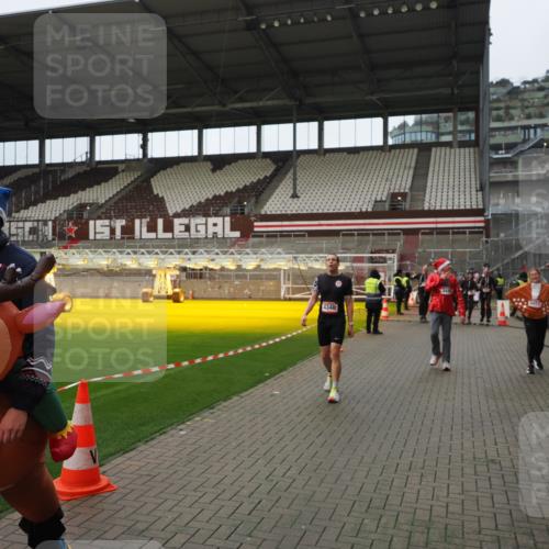 07.12.2025 - St. Pauli X-Mass-Run No. 15 Fabian Wolf http://msf.ph/oto/9422313 07.12.2025 11:51:30 Ziel 648, 650, 2025, 2027, 2374, 2585, 2589, 3116, 3449, 3451, 3875, 3959, 4340, 4609 meine-sportfotos.de