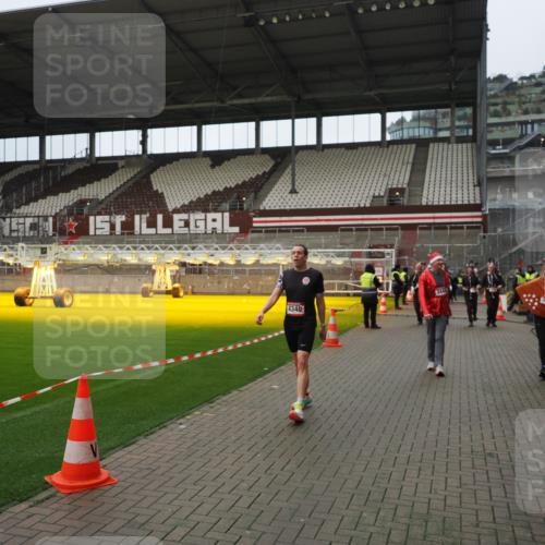 07.12.2025 - St. Pauli X-Mass-Run No. 15 Fabian Wolf http://msf.ph/oto/9422314 07.12.2025 11:51:31 Ziel 648, 650, 2025, 2027, 2374, 2585, 2589, 3116, 3449, 3451, 3875, 3959, 4340, 4609 meine-sportfotos.de