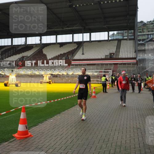 07.12.2025 - St. Pauli X-Mass-Run No. 15 Fabian Wolf http://msf.ph/oto/9422315 07.12.2025 11:51:32 Ziel 648, 650, 2025, 2027, 2374, 2585, 2589, 3116, 3449, 3451, 3875, 3959, 4340, 4609 meine-sportfotos.de