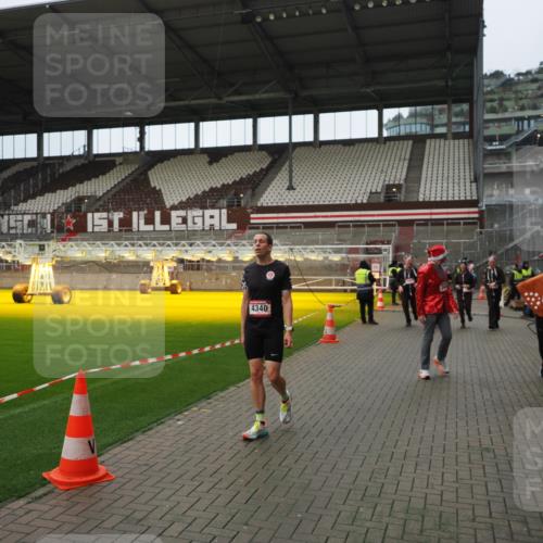 07.12.2025 - St. Pauli X-Mass-Run No. 15 Fabian Wolf http://msf.ph/oto/9422316 07.12.2025 11:51:32 Ziel 648, 650, 2025, 2027, 2374, 2585, 2589, 3116, 3449, 3451, 3875, 3959, 4340, 4609 meine-sportfotos.de
