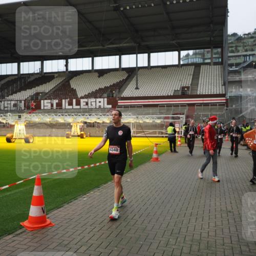 07.12.2025 - St. Pauli X-Mass-Run No. 15 Fabian Wolf http://msf.ph/oto/9422318 07.12.2025 11:51:33 Ziel 648, 650, 2025, 2027, 2374, 2585, 2589, 3116, 3449, 3451, 3875, 3959, 4340, 4602, 4609, 4610 meine-sportfotos.de