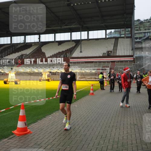 07.12.2025 - St. Pauli X-Mass-Run No. 15 Fabian Wolf http://msf.ph/oto/9422319 07.12.2025 11:51:33 Ziel 648, 650, 2025, 2027, 2374, 2585, 2589, 3116, 3449, 3451, 3875, 3959, 4340, 4602, 4609, 4610 meine-sportfotos.de