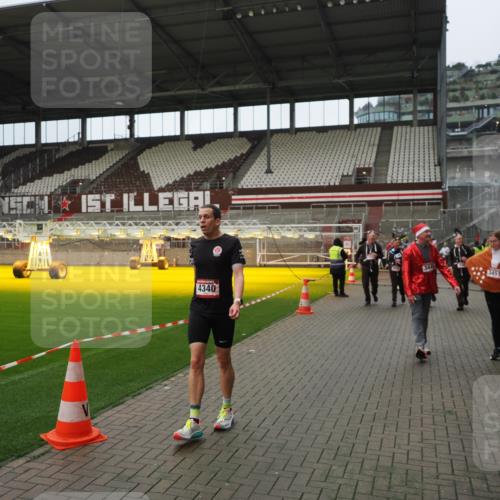 07.12.2025 - St. Pauli X-Mass-Run No. 15 Fabian Wolf http://msf.ph/oto/9422320 07.12.2025 11:51:33 Ziel 648, 650, 2025, 2027, 2374, 2585, 2589, 3116, 3449, 3451, 3875, 3959, 4340, 4602, 4609, 4610 meine-sportfotos.de
