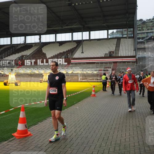 07.12.2025 - St. Pauli X-Mass-Run No. 15 Fabian Wolf http://msf.ph/oto/9422322 07.12.2025 11:51:33 Ziel 648, 650, 2025, 2027, 2374, 2585, 2589, 3116, 3449, 3451, 3875, 3959, 4340, 4602, 4609, 4610 meine-sportfotos.de