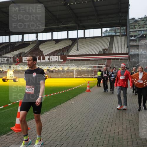 07.12.2025 - St. Pauli X-Mass-Run No. 15 Fabian Wolf http://msf.ph/oto/9422323 07.12.2025 11:51:34 Ziel 648, 650, 2025, 2027, 2374, 2585, 2589, 3116, 3449, 3451, 3875, 3959, 4340, 4602, 4610 meine-sportfotos.de