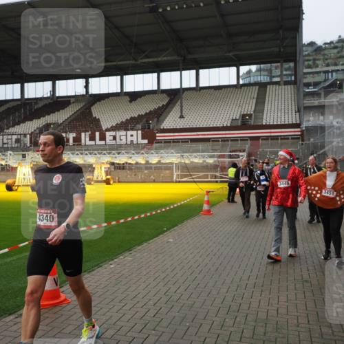 07.12.2025 - St. Pauli X-Mass-Run No. 15 Fabian Wolf http://msf.ph/oto/9422324 07.12.2025 11:51:34 Ziel 648, 650, 2025, 2027, 2374, 2585, 2589, 3116, 3449, 3451, 3875, 3959, 4340, 4602, 4610 meine-sportfotos.de