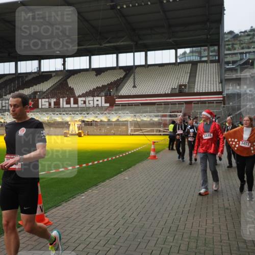 07.12.2025 - St. Pauli X-Mass-Run No. 15 Fabian Wolf http://msf.ph/oto/9422325 07.12.2025 11:51:35 Ziel 648, 650, 2025, 2027, 2374, 2589, 3116, 3449, 3451, 3875, 3959, 4340, 4602, 4610 meine-sportfotos.de
