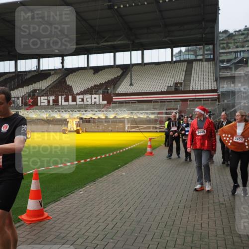 07.12.2025 - St. Pauli X-Mass-Run No. 15 Fabian Wolf http://msf.ph/oto/9422326 07.12.2025 11:51:35 Ziel 648, 650, 2025, 2027, 2374, 2589, 3116, 3449, 3451, 3875, 3959, 4340, 4602, 4610 meine-sportfotos.de