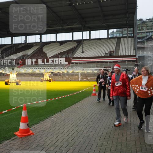 07.12.2025 - St. Pauli X-Mass-Run No. 15 Fabian Wolf http://msf.ph/oto/9422329 07.12.2025 11:51:36 Ziel 648, 650, 2025, 2027, 2374, 2589, 3116, 3449, 3451, 3875, 3959, 4340, 4602, 4610 meine-sportfotos.de