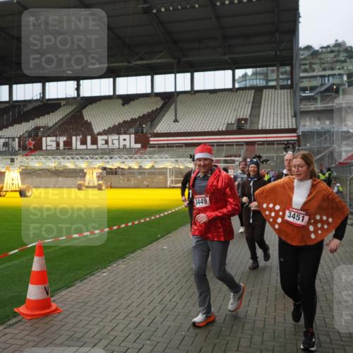 07.12.2025 - St. Pauli X-Mass-Run No. 15 Fabian Wolf http://msf.ph/oto/9422330 07.12.2025 11:51:37 Ziel 648, 650, 2025, 2027, 2374, 3116, 3449, 3451, 3875, 3959, 4340, 4602, 4610 meine-sportfotos.de
