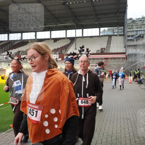 07.12.2025 - St. Pauli X-Mass-Run No. 15 Fabian Wolf http://msf.ph/oto/9422336 07.12.2025 11:51:39 Ziel 648, 650, 2025, 2027, 2374, 3449, 3451, 3790, 3794, 3795, 3853, 3875, 4340, 4602, 4610 meine-sportfotos.de