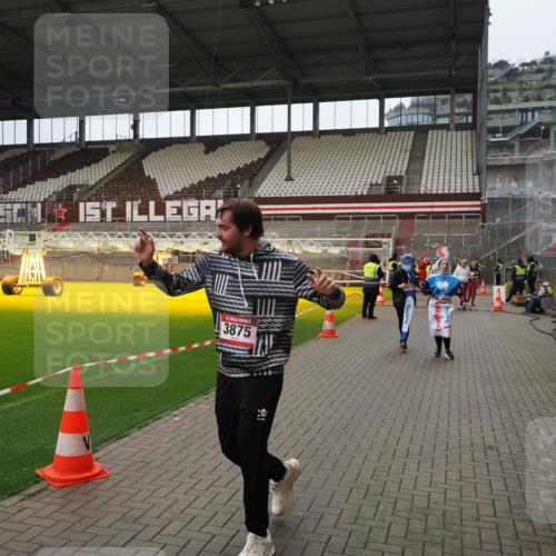 07.12.2025 - St. Pauli X-Mass-Run No. 15 Fabian Wolf http://msf.ph/oto/9422341 07.12.2025 11:51:40 Ziel 648, 650, 2025, 2027, 3449, 3451, 3790, 3794, 3795, 3853, 3875, 4602, 4610 meine-sportfotos.de
