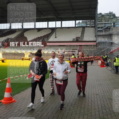 07.12.2025 - St. Pauli X-Mass-Run No. 15 Fabian Wolf http://msf.ph/oto/9422353 07.12.2025 11:51:48 Ziel 648, 650, 1916, 2025, 2027, 3583, 3790, 3794, 3795, 3853, 3875, 4602, 4610 meine-sportfotos.de