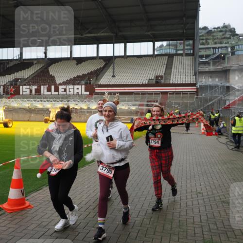07.12.2025 - St. Pauli X-Mass-Run No. 15 Fabian Wolf http://msf.ph/oto/9422354 07.12.2025 11:51:48 Ziel 648, 650, 1916, 2025, 2027, 3583, 3790, 3794, 3795, 3853, 3875, 4602, 4610 meine-sportfotos.de