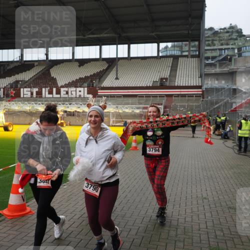 07.12.2025 - St. Pauli X-Mass-Run No. 15 Fabian Wolf http://msf.ph/oto/9422355 07.12.2025 11:51:48 Ziel 648, 650, 1916, 2025, 2027, 3583, 3790, 3794, 3795, 3853, 3875, 4602, 4610 meine-sportfotos.de