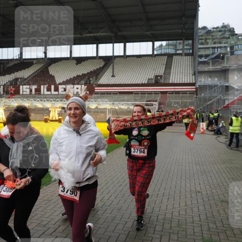 07.12.2025 - St. Pauli X-Mass-Run No. 15 Fabian Wolf http://msf.ph/oto/9422356 07.12.2025 11:51:48 Ziel 648, 650, 1916, 2025, 2027, 3583, 3790, 3794, 3795, 3853, 3875, 4602, 4610 meine-sportfotos.de