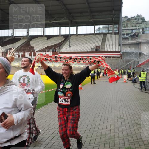 07.12.2025 - St. Pauli X-Mass-Run No. 15 Fabian Wolf http://msf.ph/oto/9422358 07.12.2025 11:51:49 Ziel 648, 650, 1916, 2025, 2027, 3583, 3790, 3794, 3795, 3853, 3875, 4602, 4610 meine-sportfotos.de