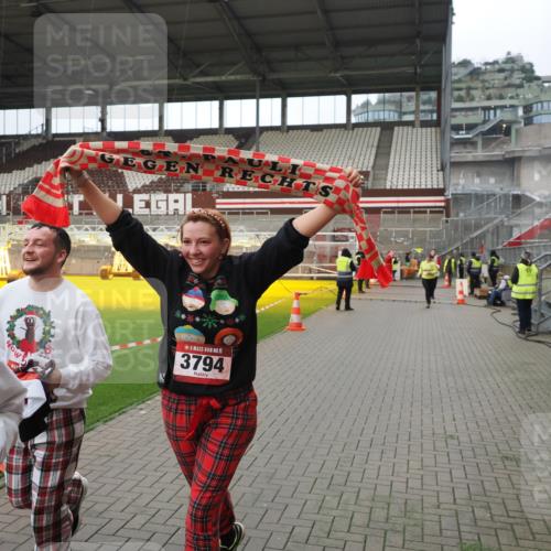 07.12.2025 - St. Pauli X-Mass-Run No. 15 Fabian Wolf http://msf.ph/oto/9422359 07.12.2025 11:51:49 Ziel 648, 650, 1916, 2025, 2027, 3583, 3790, 3794, 3795, 3853, 3875, 4602, 4610 meine-sportfotos.de