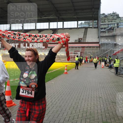 07.12.2025 - St. Pauli X-Mass-Run No. 15 Fabian Wolf http://msf.ph/oto/9422360 07.12.2025 11:51:49 Ziel 648, 650, 1916, 2025, 2027, 3583, 3790, 3794, 3795, 3853, 3875, 4602, 4610 meine-sportfotos.de