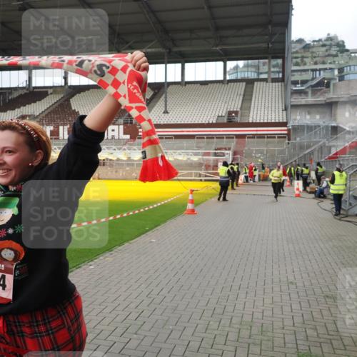 07.12.2025 - St. Pauli X-Mass-Run No. 15 Fabian Wolf http://msf.ph/oto/9422361 07.12.2025 11:51:49 Ziel 648, 650, 1916, 2025, 2027, 3583, 3790, 3794, 3795, 3853, 3875, 4602, 4610 meine-sportfotos.de