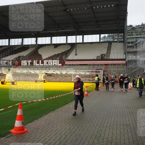 07.12.2025 - St. Pauli X-Mass-Run No. 15 Fabian Wolf http://msf.ph/oto/9422370 07.12.2025 11:52:05 Ziel 1916, 2121, 3445, 3583, 3648, 3650, 3659, 3865 meine-sportfotos.de
