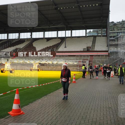 07.12.2025 - St. Pauli X-Mass-Run No. 15 Fabian Wolf http://msf.ph/oto/9422371 07.12.2025 11:52:05 Ziel 1916, 2121, 3445, 3583, 3648, 3650, 3659, 3865 meine-sportfotos.de