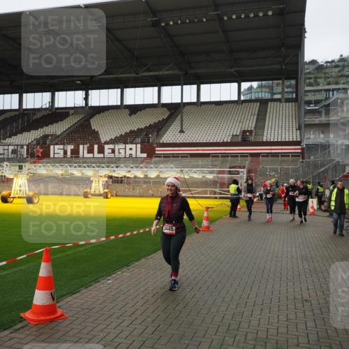 07.12.2025 - St. Pauli X-Mass-Run No. 15 Fabian Wolf http://msf.ph/oto/9422372 07.12.2025 11:52:05 Ziel 1916, 2121, 3445, 3583, 3648, 3650, 3659, 3865 meine-sportfotos.de