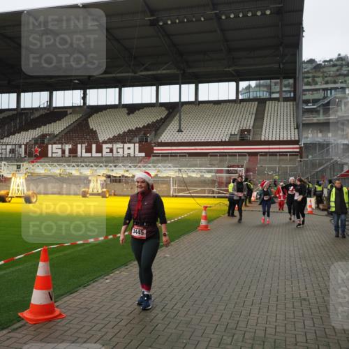 07.12.2025 - St. Pauli X-Mass-Run No. 15 Fabian Wolf http://msf.ph/oto/9422373 07.12.2025 11:52:06 Ziel 1916, 2121, 3445, 3583, 3648, 3650, 3659, 3865 meine-sportfotos.de
