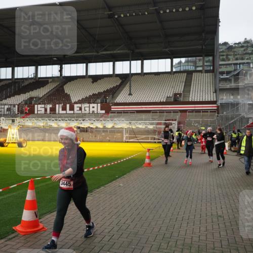 07.12.2025 - St. Pauli X-Mass-Run No. 15 Fabian Wolf http://msf.ph/oto/9422375 07.12.2025 11:52:07 Ziel 1916, 2121, 3445, 3648, 3650, 3659, 3865 meine-sportfotos.de