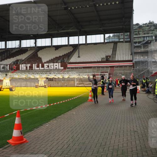 07.12.2025 - St. Pauli X-Mass-Run No. 15 Fabian Wolf http://msf.ph/oto/9422376 07.12.2025 11:52:08 Ziel 1916, 2121, 3445, 3648, 3650, 3659, 3865 meine-sportfotos.de