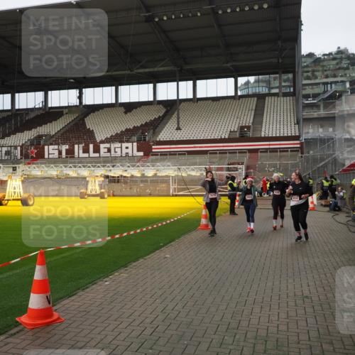 07.12.2025 - St. Pauli X-Mass-Run No. 15 Fabian Wolf http://msf.ph/oto/9422377 07.12.2025 11:52:08 Ziel 1916, 2121, 3445, 3648, 3650, 3659, 3865 meine-sportfotos.de