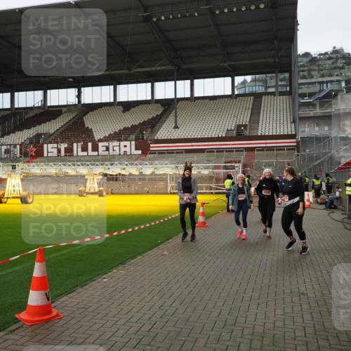 07.12.2025 - St. Pauli X-Mass-Run No. 15 Fabian Wolf http://msf.ph/oto/9422379 07.12.2025 11:52:09 Ziel 2121, 3445, 3648, 3650, 3659, 3865 meine-sportfotos.de