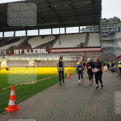 07.12.2025 - St. Pauli X-Mass-Run No. 15 Fabian Wolf http://msf.ph/oto/9422381 07.12.2025 11:52:10 Ziel 2121, 3445, 3648, 3650, 3659, 3865 meine-sportfotos.de