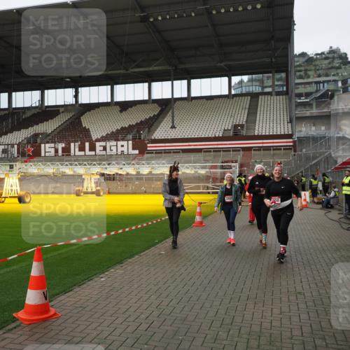 07.12.2025 - St. Pauli X-Mass-Run No. 15 Fabian Wolf http://msf.ph/oto/9422382 07.12.2025 11:52:10 Ziel 2121, 3445, 3648, 3650, 3659, 3865 meine-sportfotos.de