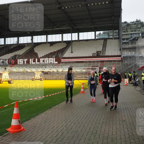 07.12.2025 - St. Pauli X-Mass-Run No. 15 Fabian Wolf http://msf.ph/oto/9422384 07.12.2025 11:52:10 Ziel 2121, 3445, 3648, 3650, 3659, 3865 meine-sportfotos.de