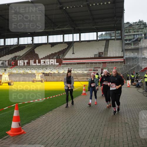07.12.2025 - St. Pauli X-Mass-Run No. 15 Fabian Wolf http://msf.ph/oto/9422385 07.12.2025 11:52:11 Ziel 2121, 3445, 3648, 3650, 3659, 3865 meine-sportfotos.de
